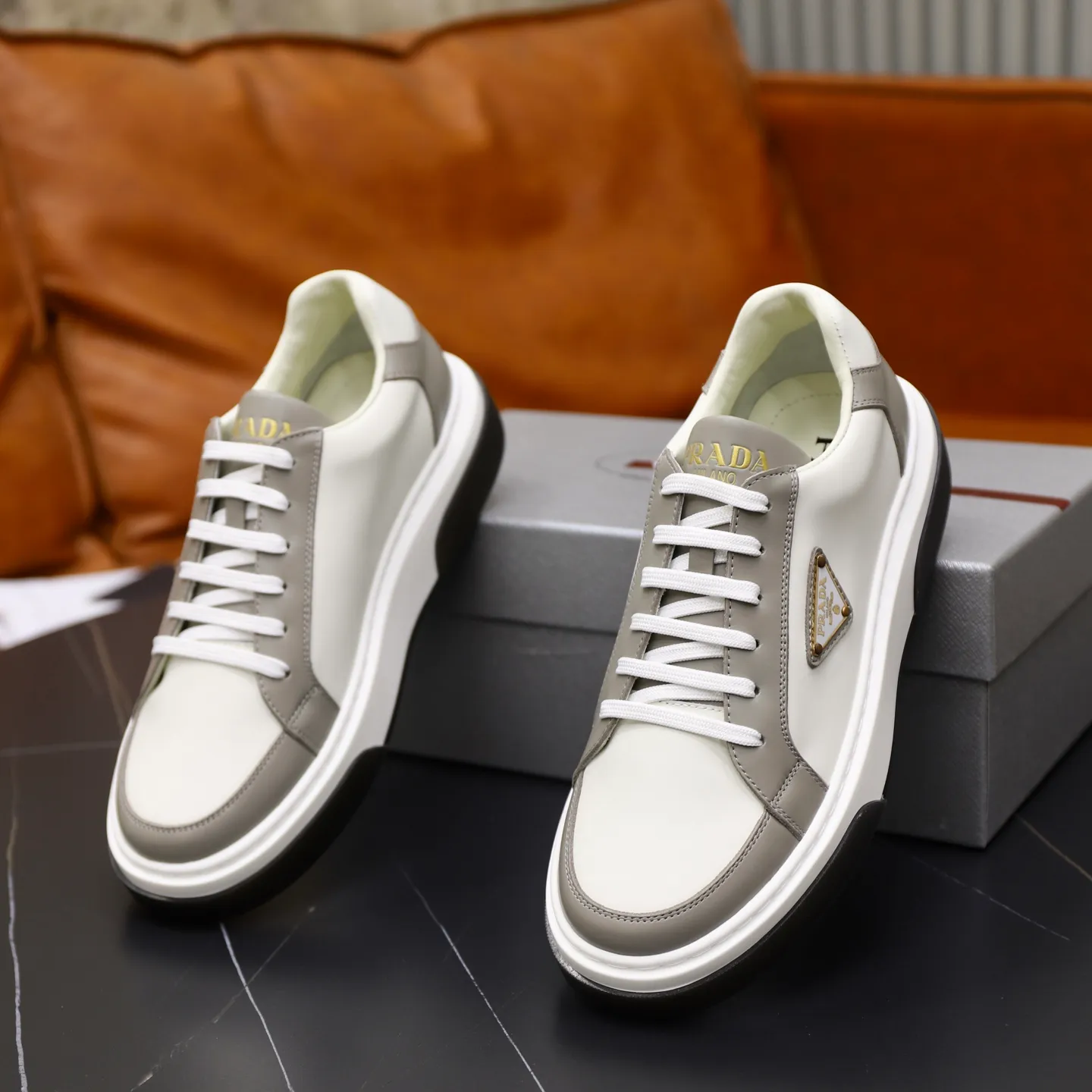 Factory price: 720💰Top original order Brand: PRADA (Prada) Standard code: Men's size 38/44 (45 can be customized) Grade: Same as the official website Material: Original cowhide stitching imported cowhide lining Original combination two-color wear-resistant soft outsole Style category: Leisure and sports version Young fashion European and American trend British style Color: Actual picture color